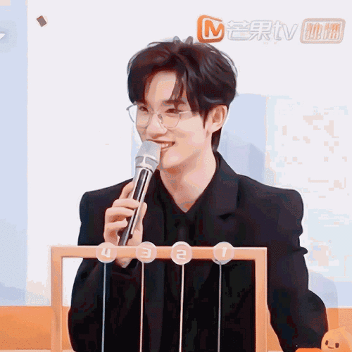 非常值得梦回的黑西装77金丝眼镜#丁程鑫