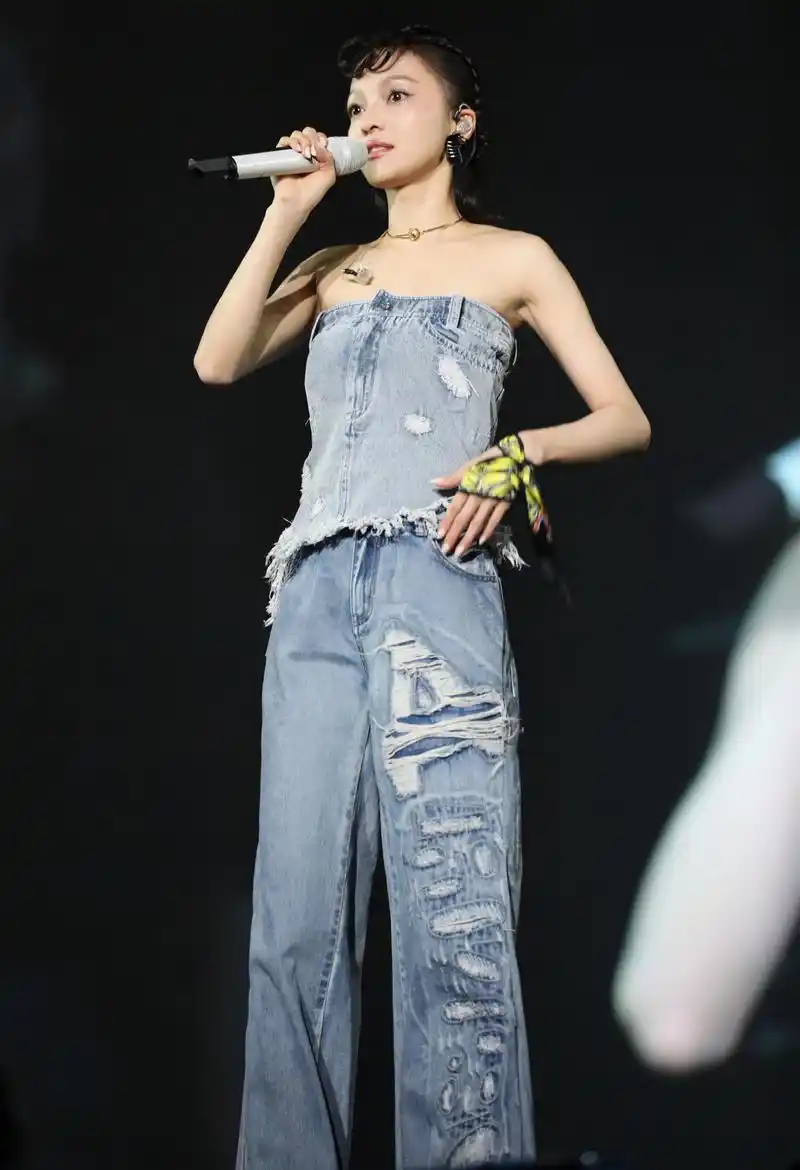 158cm张韶涵机场秀,西装搭配阔腿裤,这么穿不酷才怪!