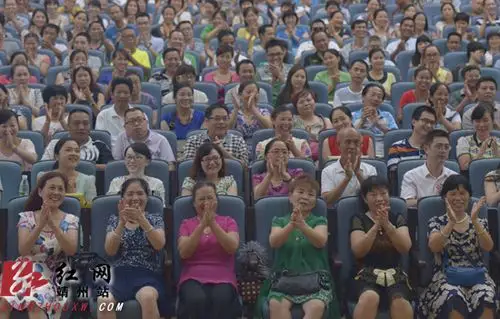 精彩的演讲迎来观众阵阵掌声 龙本亮 摄影