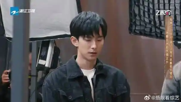 锦超快碎了,当与朱梓骁各有观点时,一旁的队长 十分内疚
