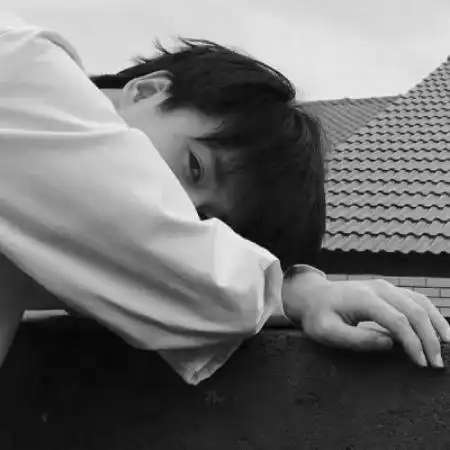 扣扣头像黑白男生伤感不稳定的感情受伤的男人