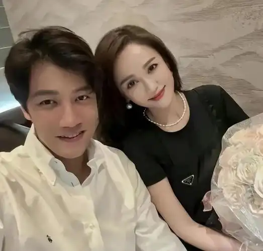 纵使艾伦的长相不是陈乔恩历任前男友里最帅的,也不是最有钱的.