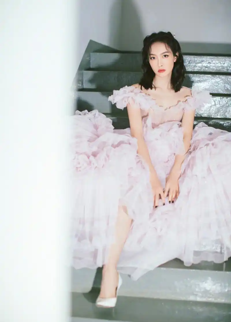 宋茜身穿樱花梦幻公主裙亮相,抹胸设计突出一字肩,彰显浪漫俏皮的