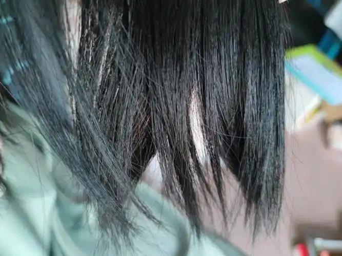 对于我的头发真的很苦恼,太硬了,一点都不软,因为剪的头发是有层次感