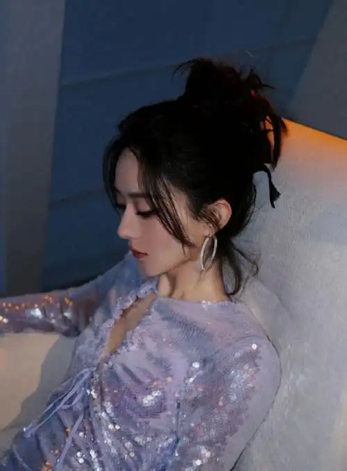 赵丽颖出席活动一身银色包臀裙秀出了纤细的腰部迷人的细腿