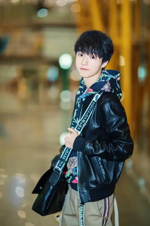 [tfboys][新闻]180224 王俊凯全新街拍发布 将出席米兰时装周