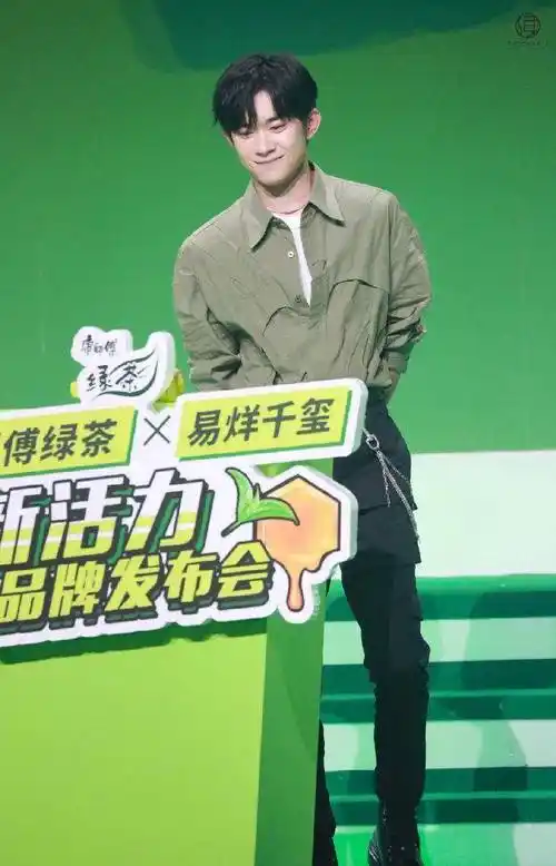 易烊千玺穿军绿色衬衣 工装裤,清新有活力,酷帅飒爽笑容超甜_时尚_一