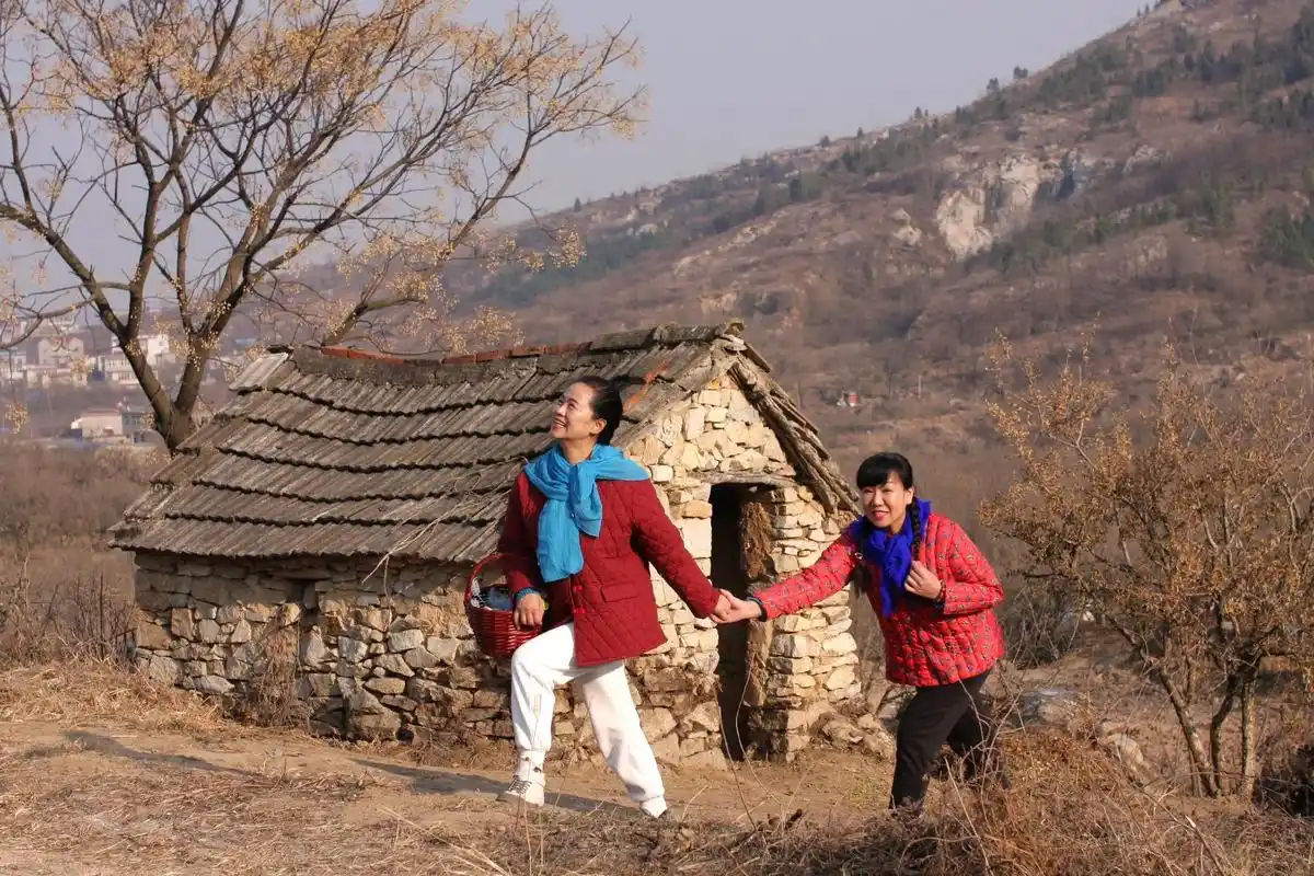 你在山的那一边  我在这圪梁梁上站 叫一声哥哥你么听见  妹 - 抖音