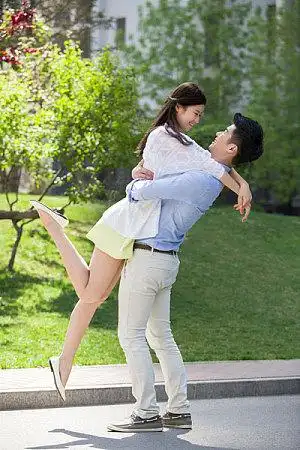 快乐的年轻情侣紧紧相拥