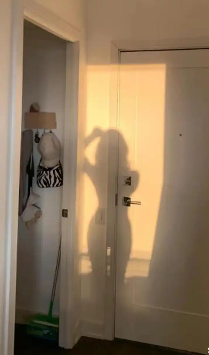 清晨的一缕阳光照进了屋内,舒服