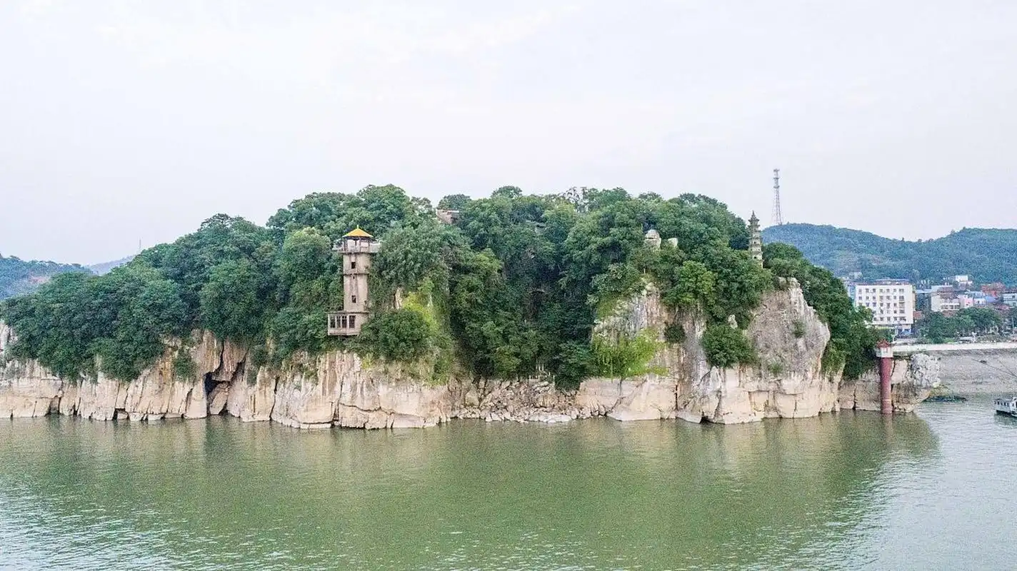 今天我要带大家走进一个神秘又迷人的地方——江西湖口石钟山景区!