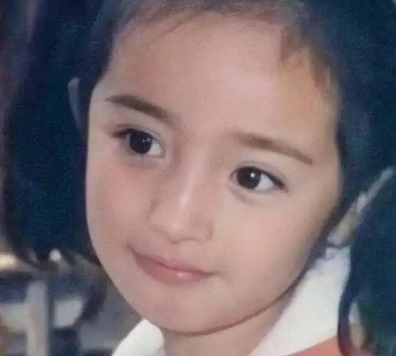 杨幂17岁时就被成龙搂在怀中,举止亲密,对比照揭露杨幂整容真相