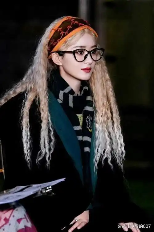 和吴亦凡,张碧晨撕扯不清,被骂上热搜的赵丽颖,一点也不亏!