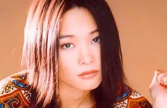 新专辑《静听精彩十三首》让她连续三周破纪录霸占国际唱片排行榜榜首