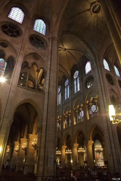 走进巴黎圣母院内部参观-教堂内部结构布局装饰的照片
