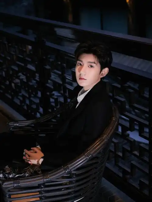 简介:王源黑色印花西装帅气写真图片,分享一组王源图片给大家,图中的