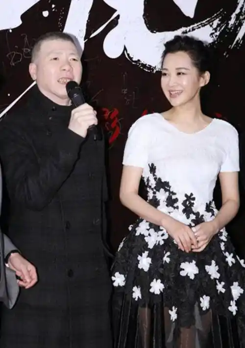 许晴和冯小刚去度假了,许晴年轻如少女,冯小刚一身黑帅气