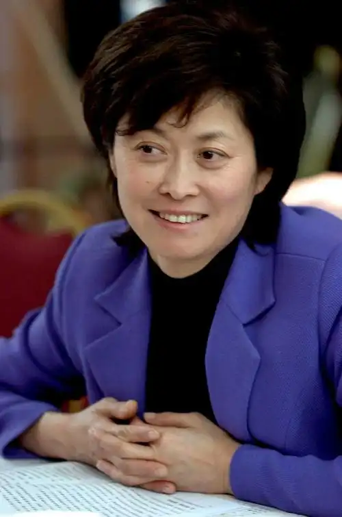 《焦点访谈》主持人敬一丹月底退休 暗示白岩松接替岗位