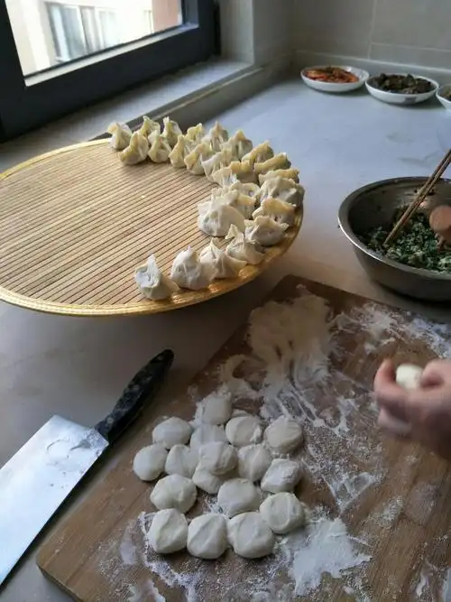 今天是大年三十,家家户户都包起了饺子.