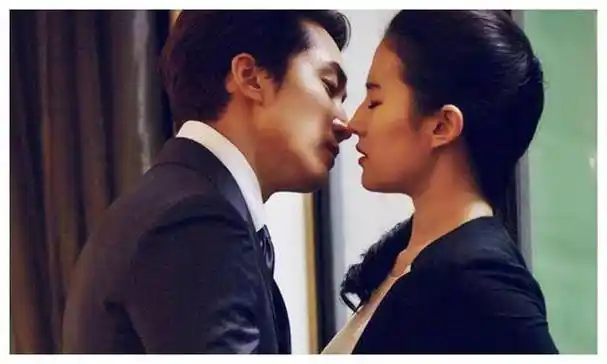 刘亦菲近照生图曝光,比之前活动胖若两人,疑怀孕引发质疑.