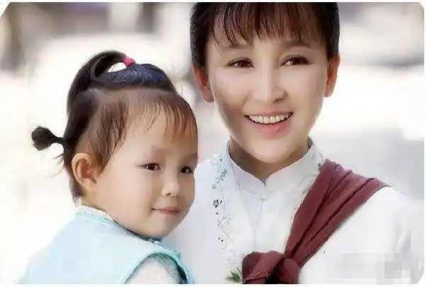 老公拿整部剧来宠她儿子女儿给她做配角