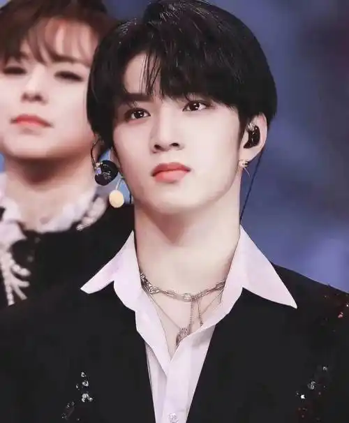 刘耀文邓恩熙徐娇闫妮惠英红迪丽热巴据悉,这一季的嘉宾阵容包括了