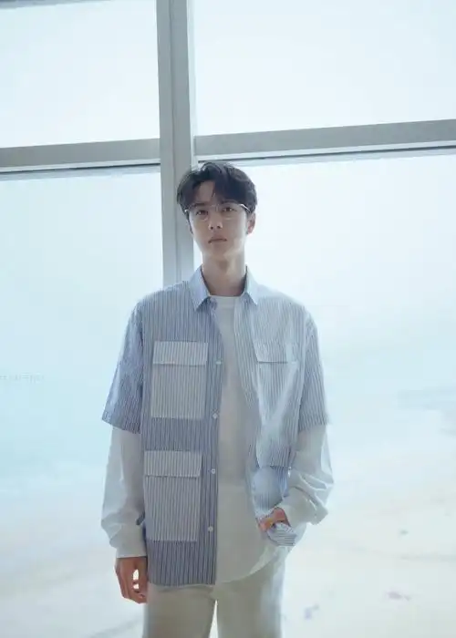 王一博金丝眼镜造型好温柔