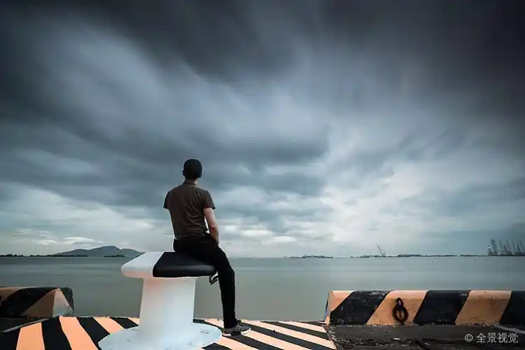 海岸边思考的男人背影_高清图片_全景视觉