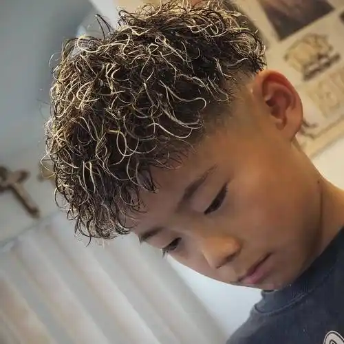 2024夏季小男孩发型来了,两侧铲短很百变,剪完真帅气