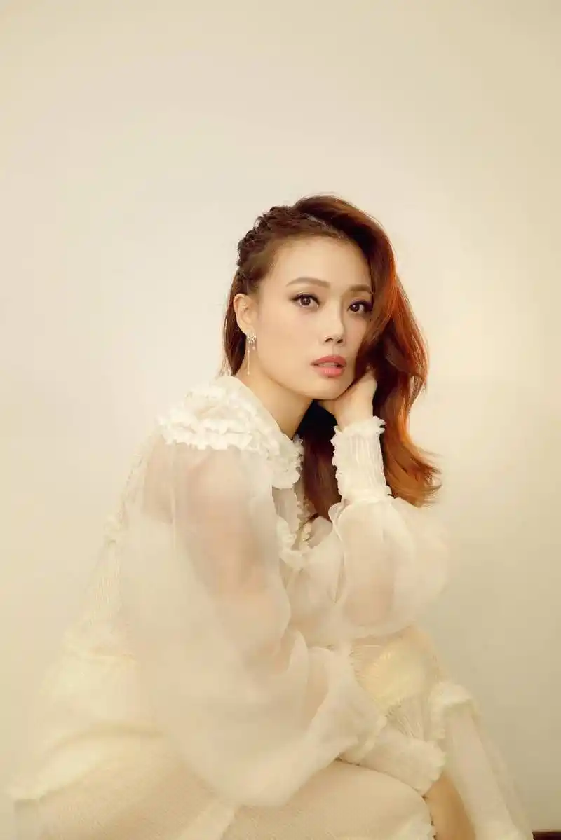 容祖儿,原名joey yung,1980年6月16日出生于中国香港,是一位华语流行