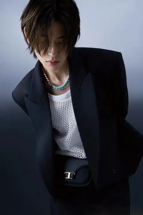 王琳凯时尚悬浮大片写真图片56