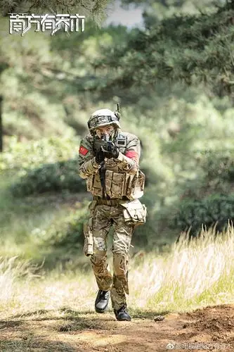 [陈伟霆][新闻]170716 陈伟霆穿特种兵战服飒爽英姿 时俊青子弹没发