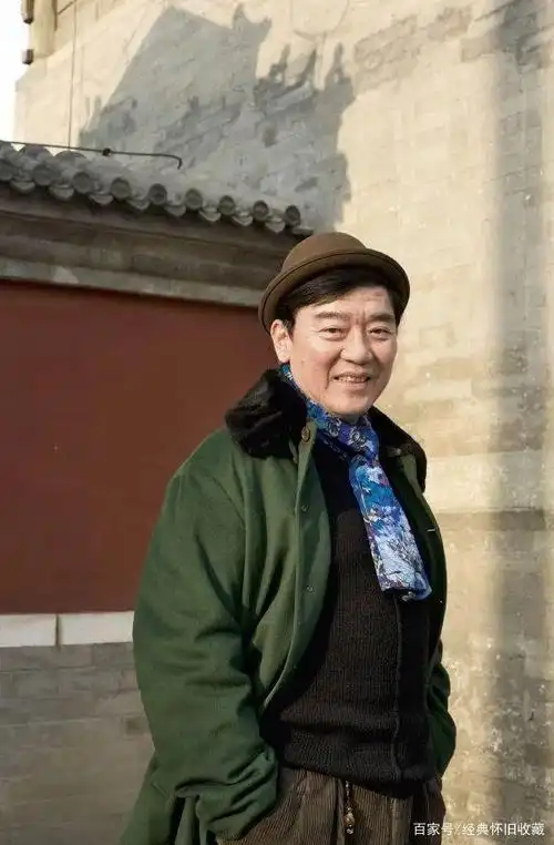 69岁老戏骨李立群仍然在拍戏视频被网友称为朋友圈粉丝超百万