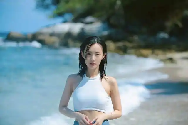 近日,女演员李一桐曝光了一组素颜旅拍照,照片中的她身穿白色削肩泳衣