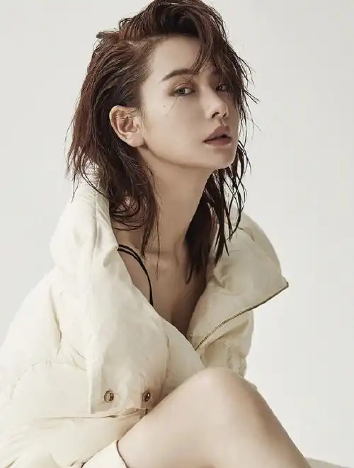 美女艺人戚薇成熟妩媚时尚写真