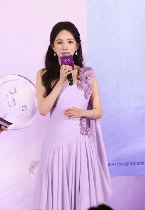 杨幂出席力士品牌活动还是蛮呆萌的