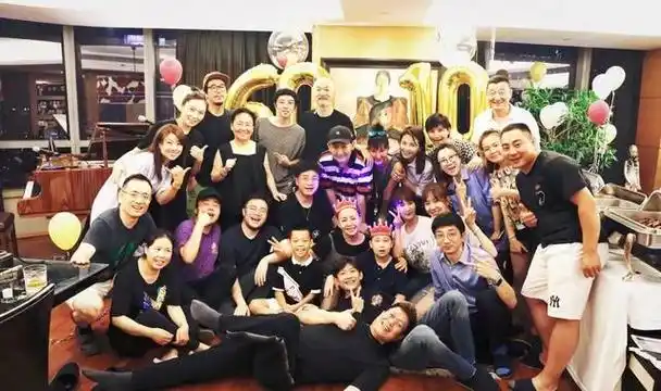 更是与与杨紫,刘涛,张一山等成为了为数不多的几个演艺圈的受邀莅临者