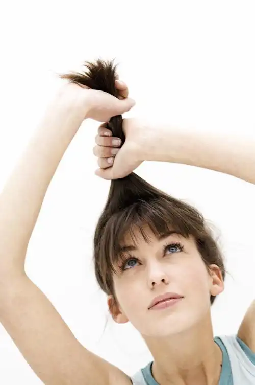 手揪头发的外国女人高清图片