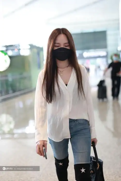 街拍孟佳白衬衫牛仔裤长靴优雅帅气