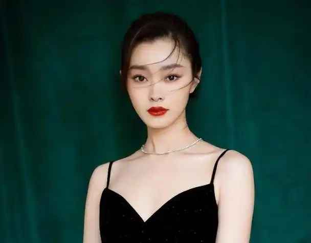 经历了感情的挫败后,宋轶更加专注于事业,不断挑战自我,力求让自己