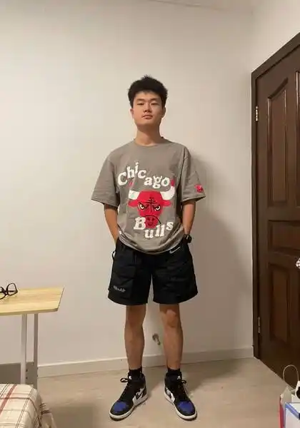 喜欢电影,有天赋自我介绍42鞋码80-70-95三围60kg体重175cm身高形象