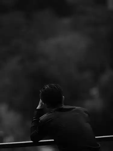 这张背影照片可以看到千玺的背头和宽肩,太有味道了.