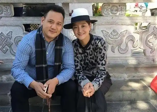 降央卓玛:嫁普通丈夫,婚后处处帮娘家,3个孩子都是婆婆带