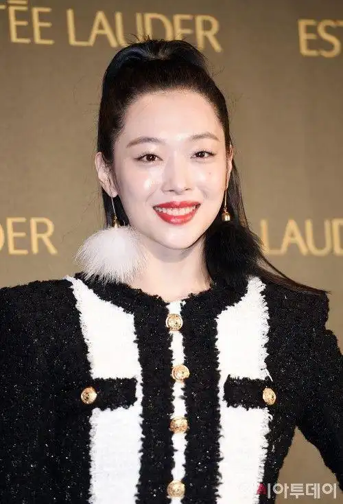 崔雪莉高调大气现身雅诗兰黛新品发布会