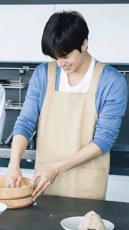 都暻秀居家好男人,指导金钟仁"下厨房",粉丝:kai嘟嘴好可爱