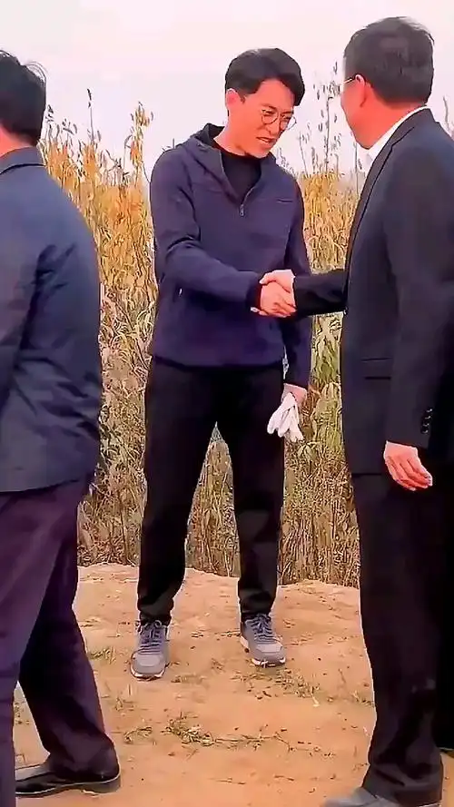 靳东回老家不仅一点架子都没有!