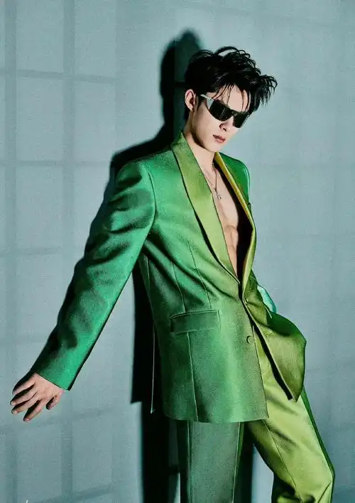 王鹤棣绿色西装,这个造型好帅!腹肌真的嘶哈嘶哈!_高清图集_新浪网