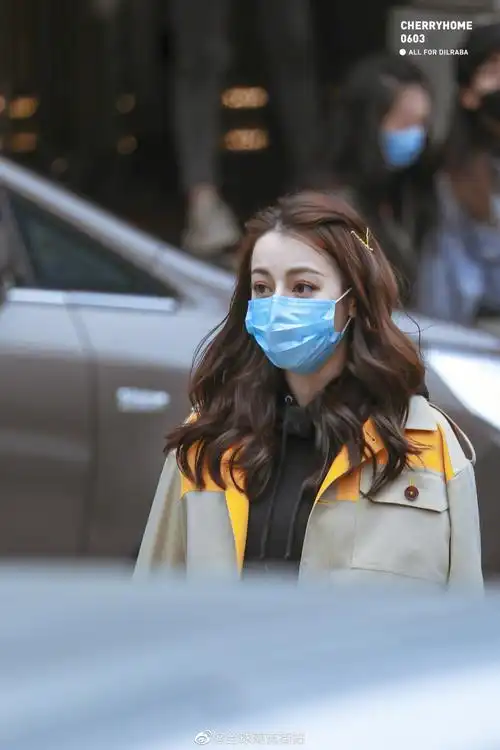 综艺节目路透.戴着小黄发夹开始营业了!复工之后还换了眉型