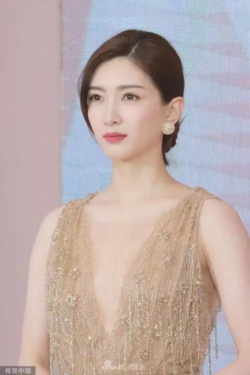 组图:江疏影活动生图能打白到发光 深v礼服秀事业线身材曼妙