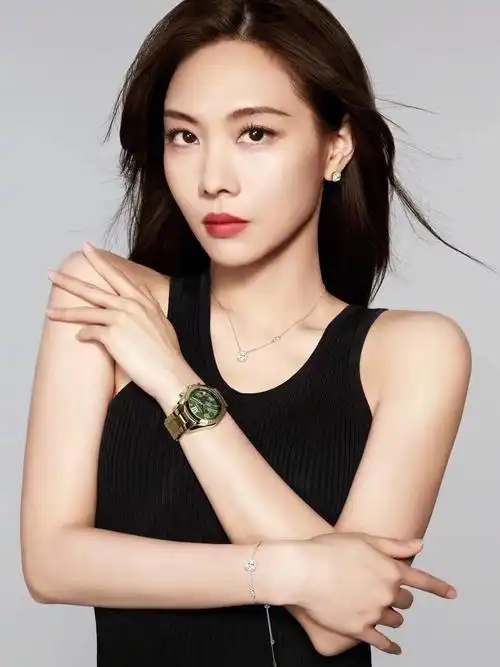 michaelkors  品牌大中华区代言人王霏霏身着michael michael kors